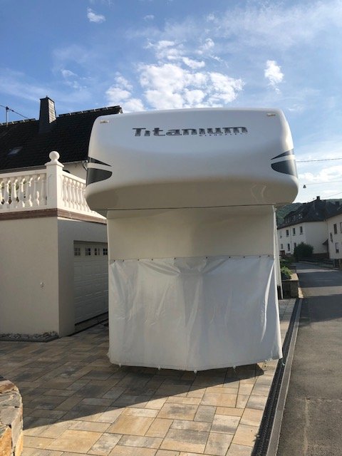 Front mit Titanium-Logo und Einhaus-Plane
